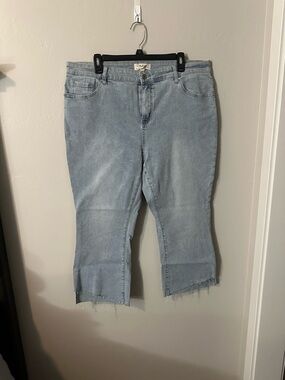 CHARLIE B Light Blue Cropped Frayed Hem Jeans